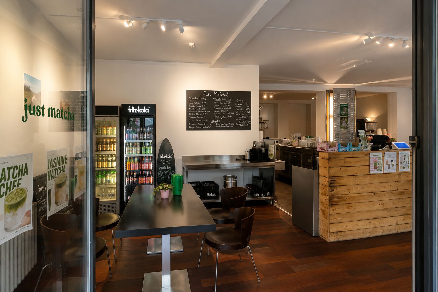 Matcha-Bar und Sitzbereich im Innenraum des Just Matcha Studio
