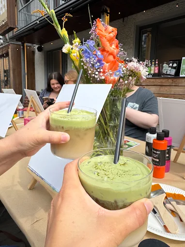 Zwei Matcha-Getränke im Außenbereich des Just Matcha Studio