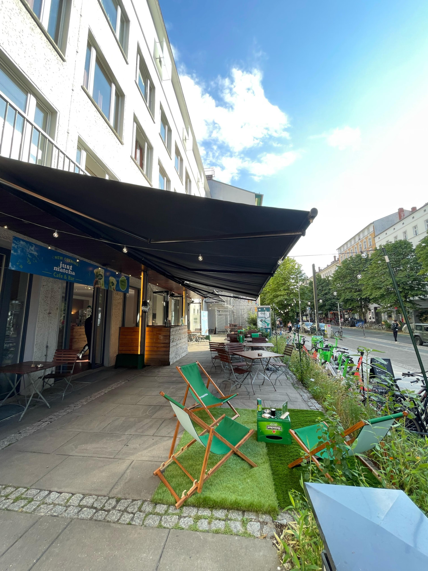 Außenbereich von Just Matcha Studio an der Kastanienallee