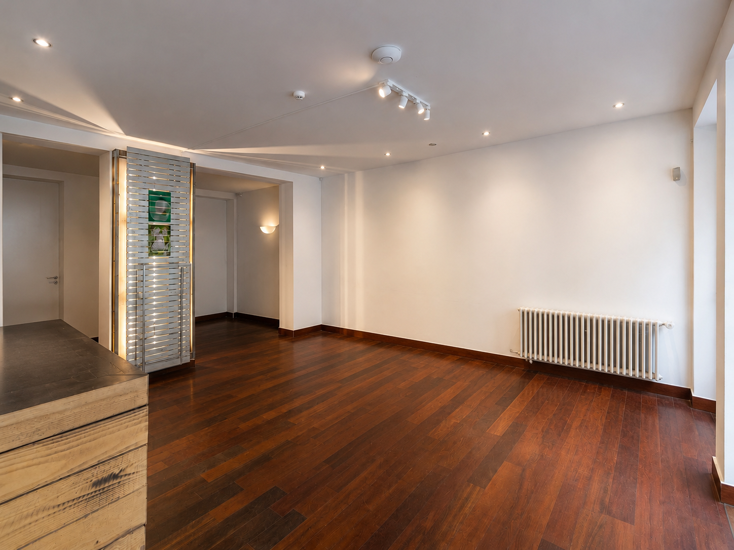 Leerer Studio-Raum ohne Möbel im Just Matcha Studio
